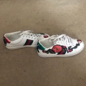 Low-Top White Flower Shoes